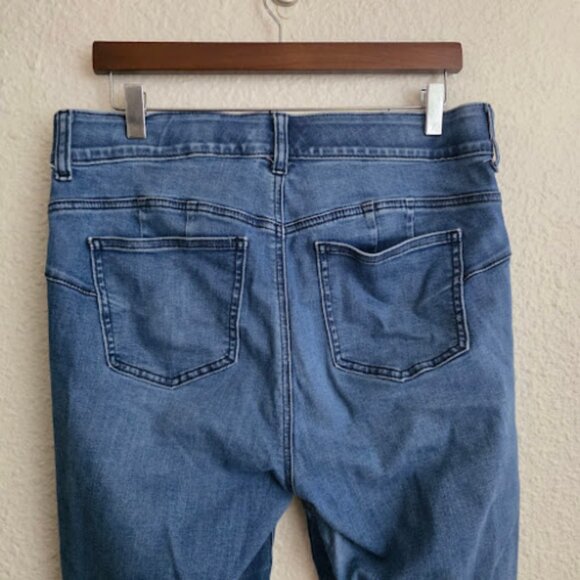 Torrid Super Soft Bombshell Skinny Medium Wash Jeans Women's Size 12 - Picture 5 of 8